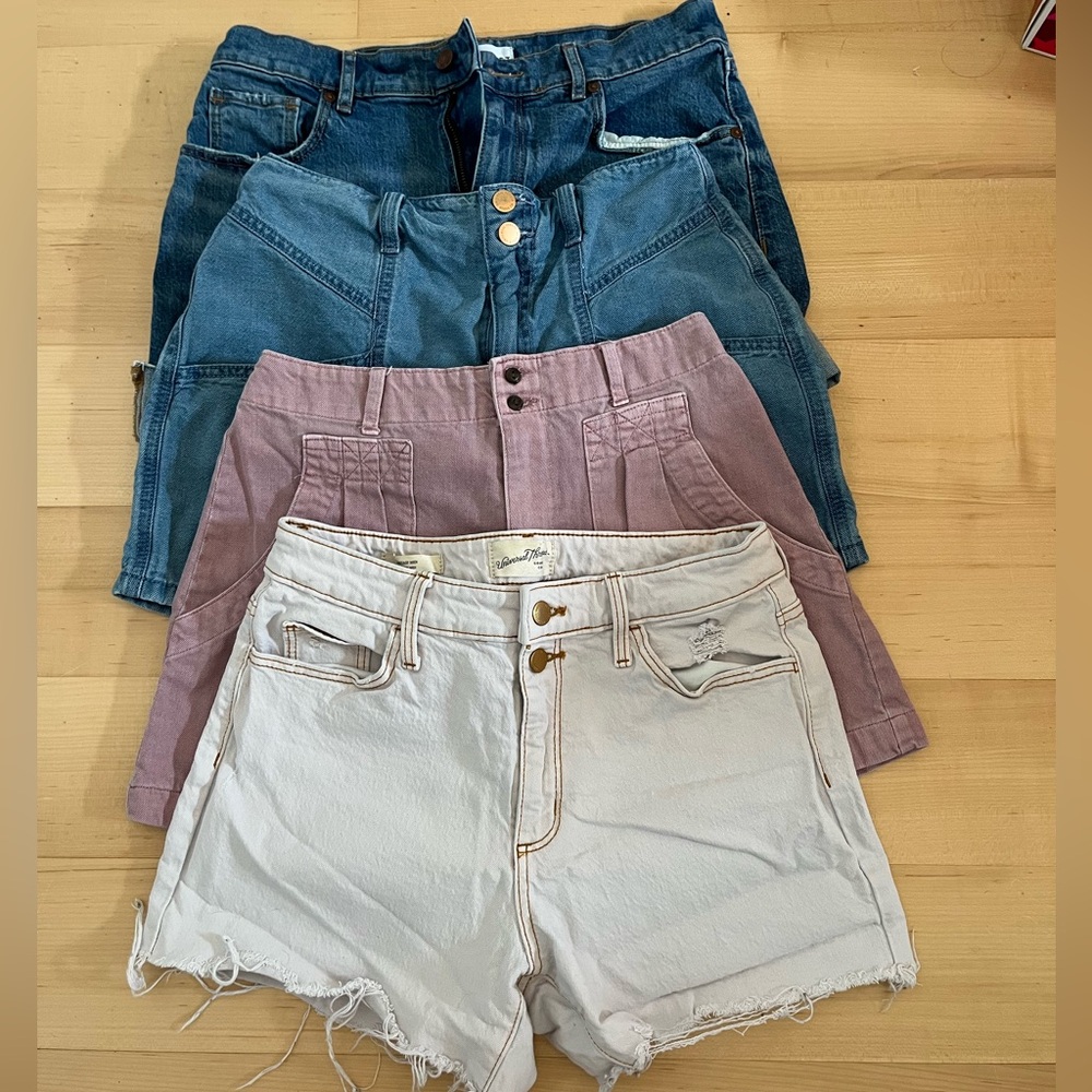 Lot of 4 women’s shorts 3 Universal Thread and 1 Loft